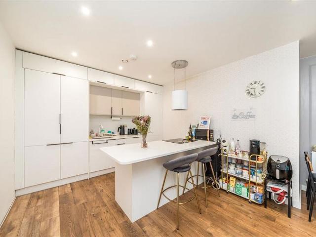 River Gardens Walk, London SE10 3 bed flat to rent £3,300 pcm £762 pw