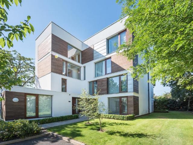 Rivermead Close, Teddington, TW11 2 bed apartment to rent £2,750 pcm £635 pw