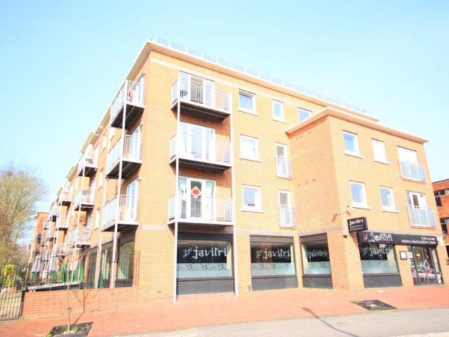 Riverbank Point, 114 High Street. 3 bed flat to rent £2,350 pcm £542 pw