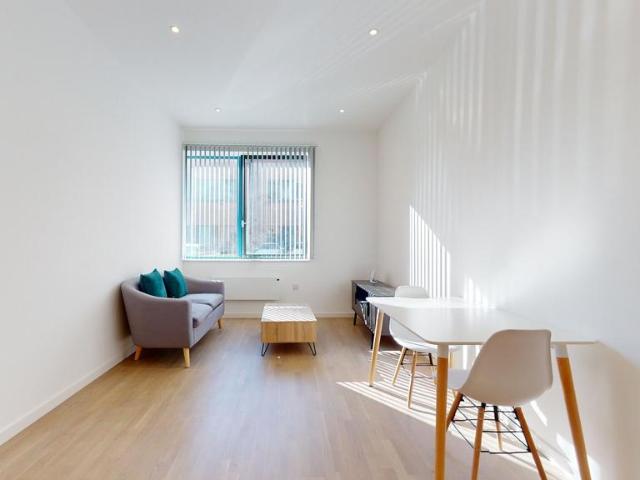 Riverbank Way Studio to rent £1,525 pcm £352 pw