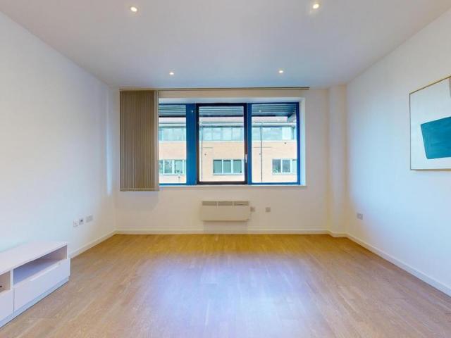 Riverbank Way Studio to rent £1,525 pcm £352 pw