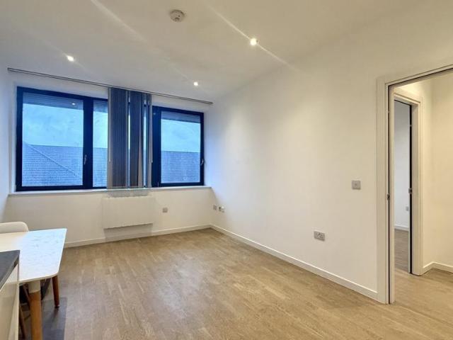 Riverbank Way 1 bed flat to rent £1,595 pcm £368 pw