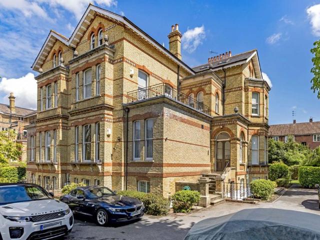 Riverdale Road, Twickenham TW1 2 bed flat to rent £2,695 pcm £622 pw