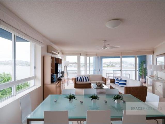 Riverfront Executive Apartment with Unbeatable Views