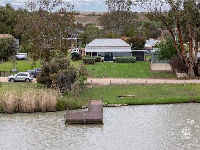 'Cowirra Cottage' Riverfront living with a difference