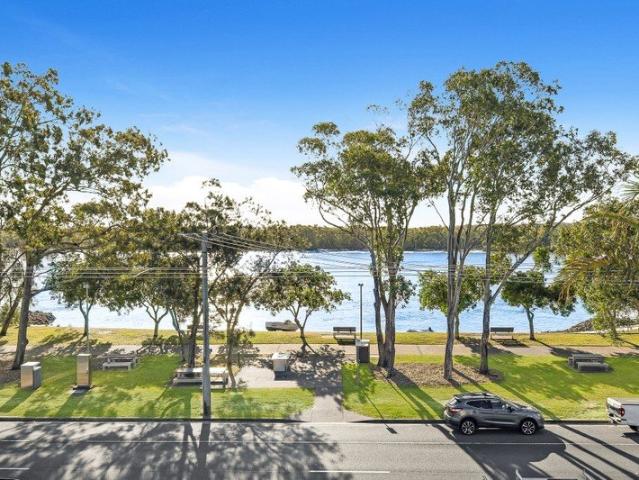 Riverfront Penthouse Luxury with Spectacular Rooftop Entertaining