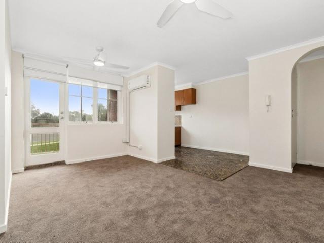 Riverfront Relaxation & Coastal Convenience: Refreshed 2 Bed Unit