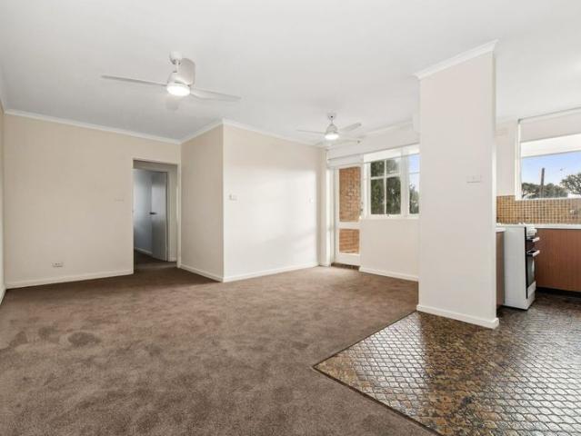Riverfront Relaxation & Coastal Convenience: Refreshed 2 Bed Unit