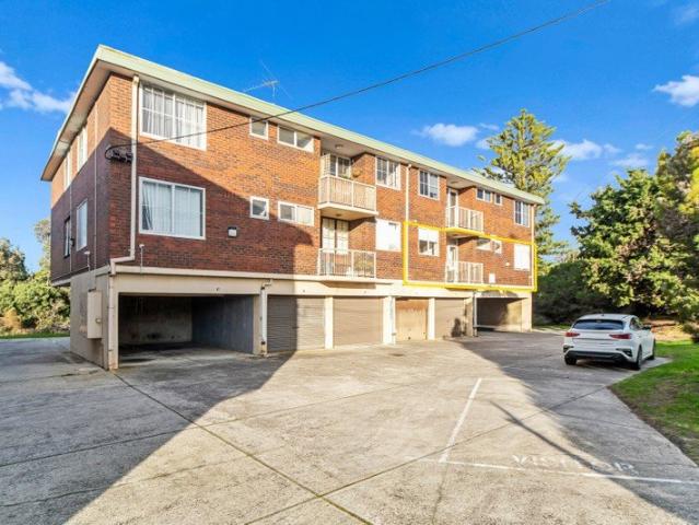 Riverfront Relaxation & Coastal Convenience: Refreshed 2 Bed Unit
