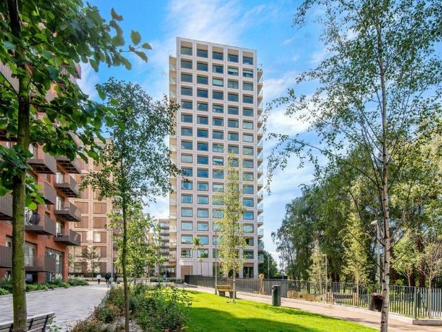 Riverscape Walk, London E16 1 bed flat to rent £2,350 pcm £542 pw