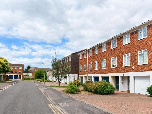 Riversdell Close, Chertsey KT16, 4 bed end terrace house to rent, £2,000 pcm | PrimeLocation