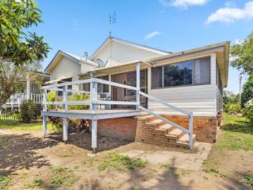 Riverside Cottage with Macleay River Frontage