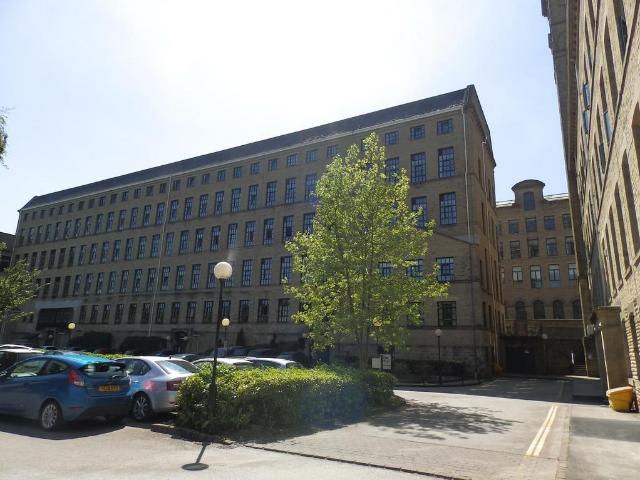 Riverside Court, Victoria Road. 2 bed flat to rent £850 pcm £196 pw