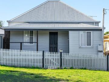 Riverside Charm in the Heart of Maclean