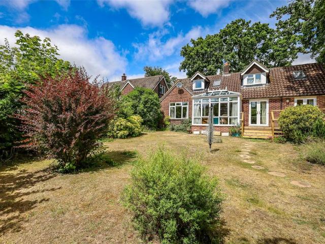 Riverside Close, Liss, Hampshire, GU33 4 bed bungalow to rent £2,000 pcm £462 pw