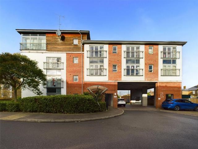 Riverside Close, Romford RM1 2 bed flat to rent £1,900 pcm £438 pw