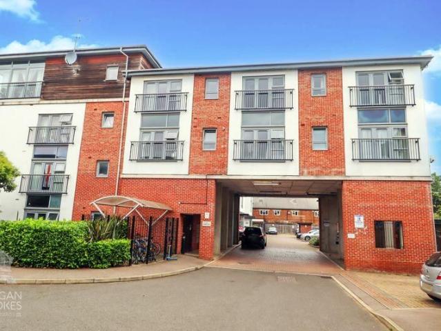 Riverside Close, Romford RM1, 2 bed flat to rent, £1,900 pcm | PrimeLocation