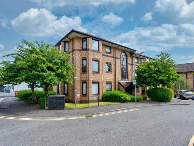 Riverside Gardens, Busby, East. 3 bed flat to rent £1,430 pcm £330 pw