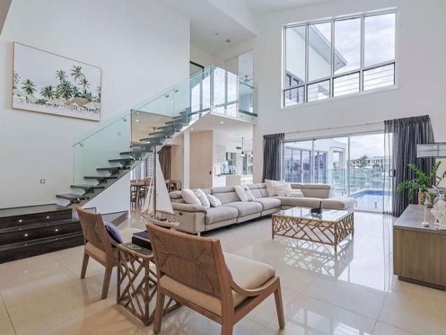 Riverside Entertainer's Sanctuary, Broadbeach Waters
