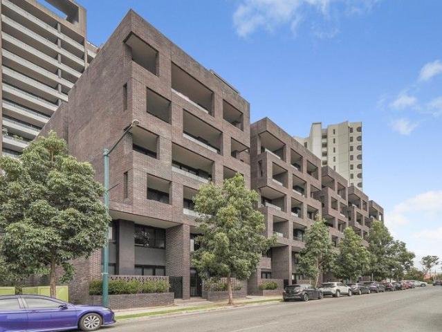 Riverside elegance: contemporary living with panoramic views