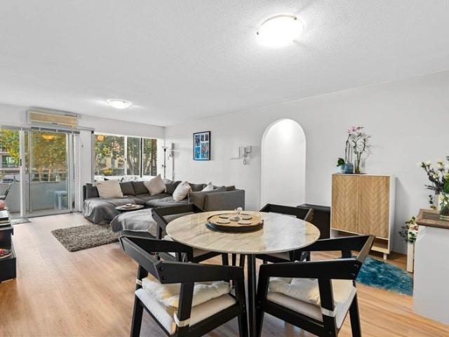 Riverside Elegance & Urban Convenience