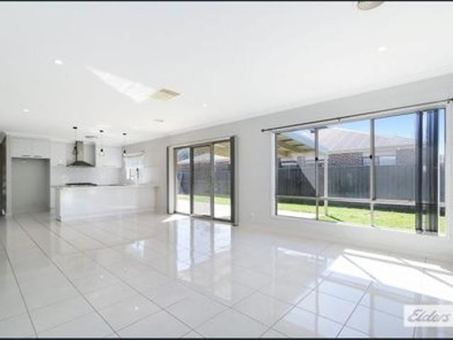 Riverside Estate Spacious 4 Bedroom Family Home!