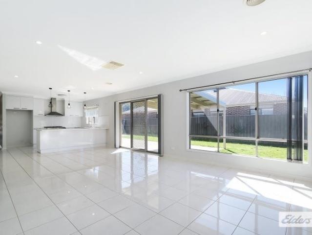 Riverside Estate Spacious 4 Bedroom Family Home!