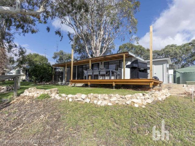 Riverside Escape Views, Comfort & Location in Sought After Walker Flat