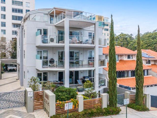 RIVERSIDE LOCATION IN A BOUTIQUE COMPLEX OF 3