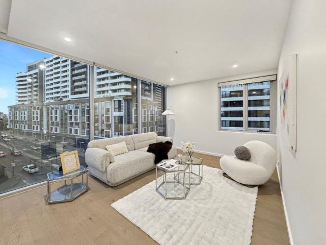 Riverside Living on the City Fringe Generous 2 Bedroom Apartment only 5km from the CBD !