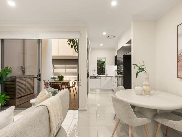 Riverside Living at Its Best – Stylish Apartment in the Heart of West End!