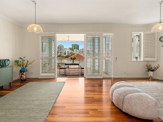 RIVERSIDE LIVING WITH ENVIABLE VIEWS