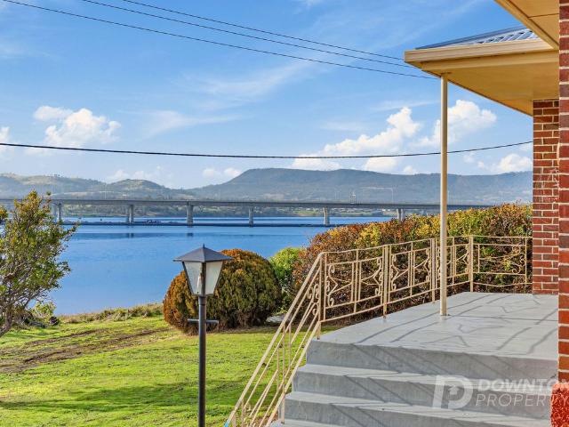 Riverside Living with Space to Enjoy Downton Property