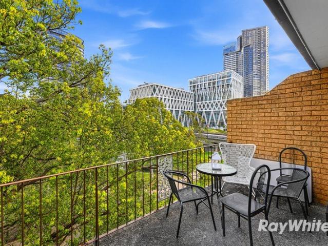 Riverside Living with Powerhouse Museum and Riverbank Views