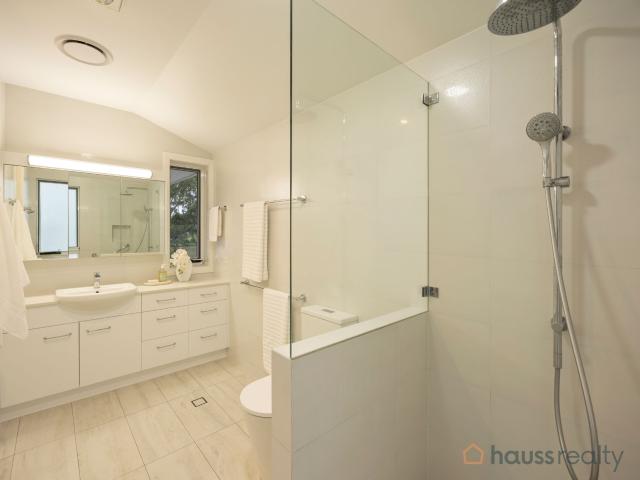 Riverside Luxury meets Architectural Excellence in Secluded Corinda Location
