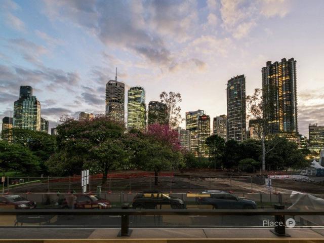 Riverside Luxury and Botanical Serenity in an Exclusive Peninsula Position