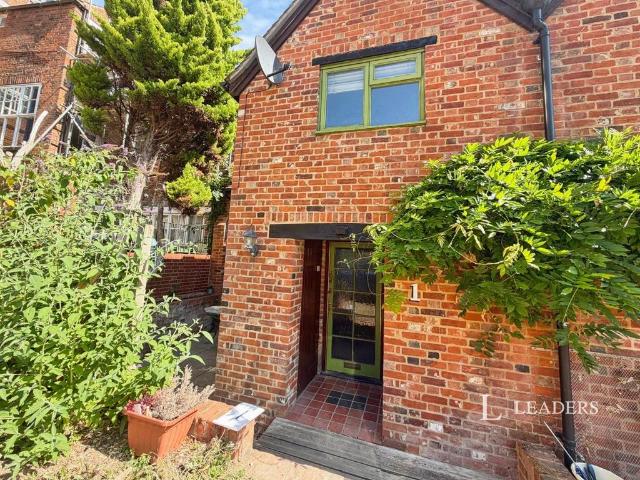 Riverside Mews, Market Square. 2 bed terraced house to rent £1,250 pcm £288 pw