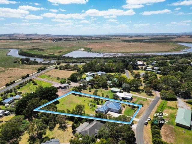 Riverside Sanctuary on an Acre Where Space Meets Community