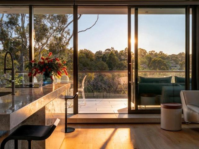 Riverside Serenity, Moments from the City