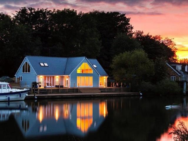 Riverside, Staines upon Thames TW18 3 bed detached house to rent £4,500 pcm £1,038 pw