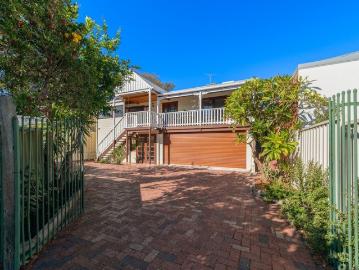 Riverside Queenslander with Self Contained Studio