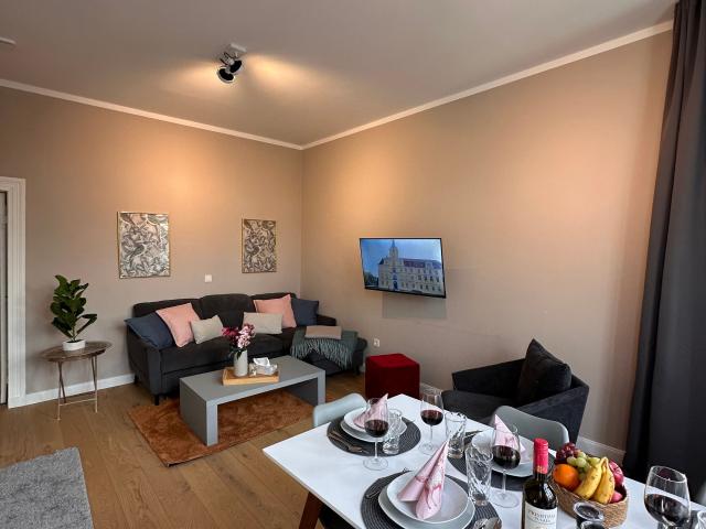 Riverside Residence – Stylish period charm with a balcony, water views, and room for the whole family