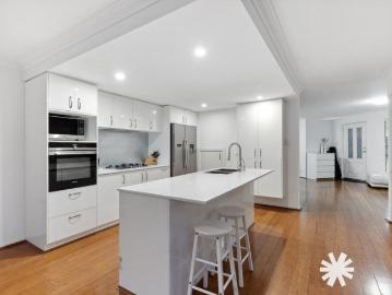 RIVERSIDE TOWNHOUSE WITH INCREDIBLE WALKABILITY