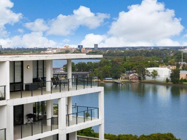 RIVERSIDE TOP FLOOR APARTMENT WITH WATER GLIMPSES