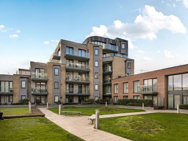 Riverside View, Reading RG1, 2 bed flat to rent, £1,800 pcm | PrimeLocation