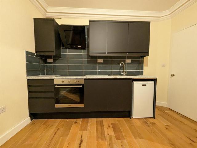 Riverview Gardens, Twickenham Studio to rent £1,250 pcm £288 pw