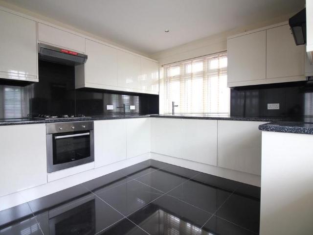Riverview Gardens, Twickenham 1 bed in a house share to rent £1,025 pcm £237 pw
