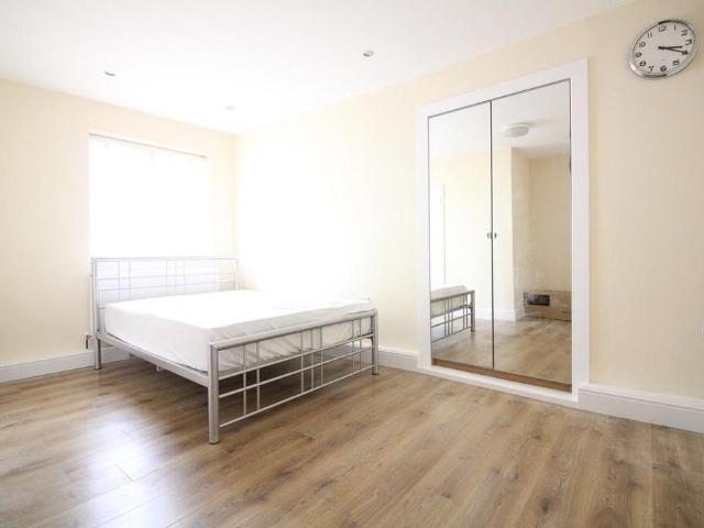 Riverview Gardens, Twickenham 1 bed in a house share to rent £1,125 pcm £260 pw