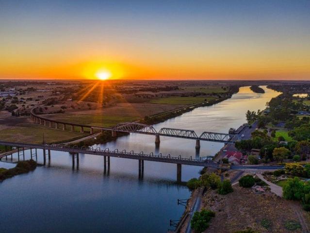 Riverview Estate Overlooking Sturt Reserve Park & minutes' walk to the river