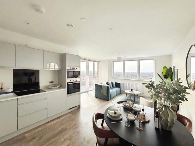 Riverview, Staines TW18 2 bed flat to rent £2,266 pcm £523 pw